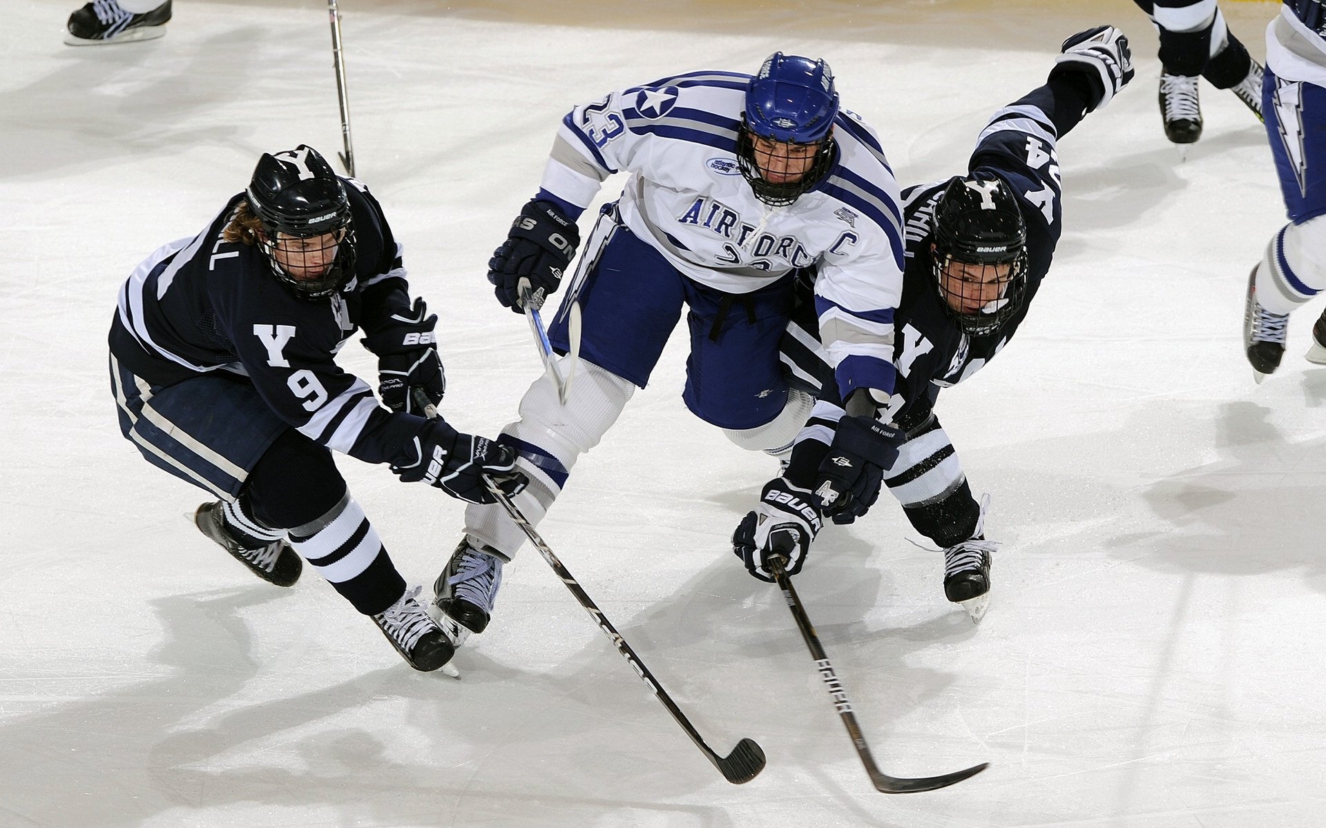 冰球联赛决赛鏖战，加时赛决定冠军归属，冰球 联赛